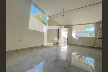 Casa à venda com 185m², 3 quartos e 2 vagasSala