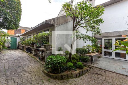 Casa à venda com 424m², 5 quartos e 4 vagasJardim Lateral e Fundos - Acesso através da Sala Living