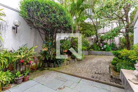 Casa à venda com 424m², 5 quartos e 4 vagasJardim Lateral e Fundos - Acesso através da Sala Living