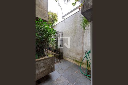 Casa à venda com 424m², 5 quartos e 4 vagasFrente do Imóvel - Corredor Lateral (Área Pet)