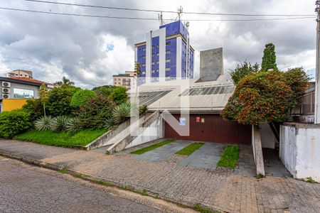 Casa à venda com 424m², 5 quartos e 4 vagasFachada