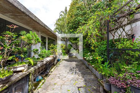 Casa à venda com 424m², 5 quartos e 4 vagasJardim Lateral e Fundos - Acesso através da Sala Living