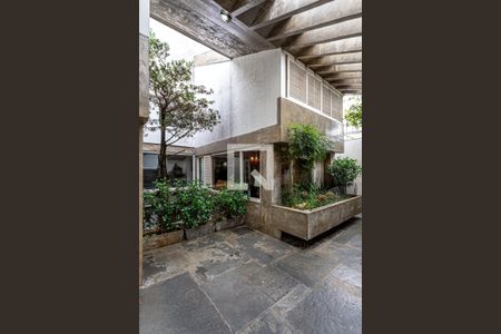 Casa à venda com 424m², 5 quartos e 4 vagasFrente do Imóvel - Jardim de Inverno