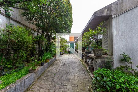 Casa à venda com 424m², 5 quartos e 4 vagasJardim Lateral e Fundos - Acesso através da Sala Living