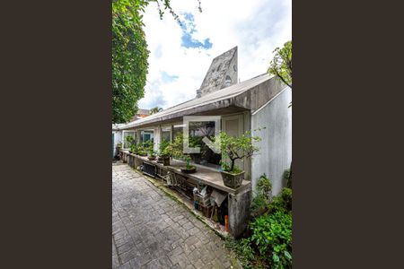 Casa à venda com 424m², 5 quartos e 4 vagasJardim Lateral e Fundos - Acesso através da Sala Living