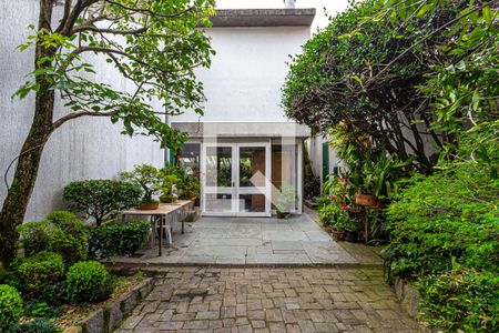 Casa à venda com 424m², 5 quartos e 4 vagasJardim Lateral e Fundos - Acesso através da Sala Living