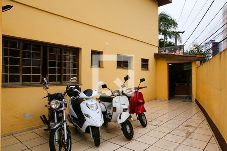 Casa à venda com 206m², 4 quartos e 2 vagas Casa à venda com 206m², 4 quartos e 2 vagasQuintal e Garagem
