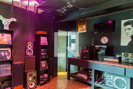 Casa à venda com 270m², 4 quartos e 7 vagas Casa à venda com 270m², 4 quartos e 7 vagasEstúdio