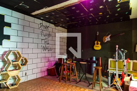 Casa à venda com 270m², 4 quartos e 7 vagas Casa à venda com 270m², 4 quartos e 7 vagasEstúdio