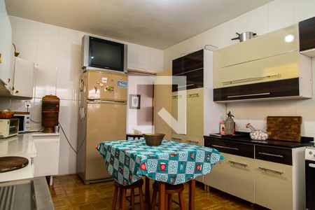 Casa à venda com 270m², 4 quartos e 7 vagas Casa à venda com 270m², 4 quartos e 7 vagasCozinha