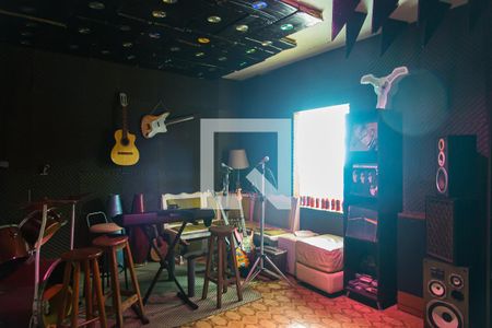 Casa à venda com 270m², 4 quartos e 7 vagas Casa à venda com 270m², 4 quartos e 7 vagasEstúdio