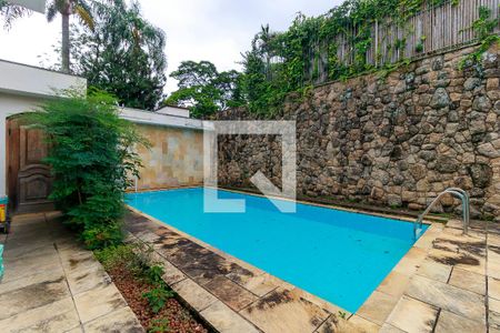 Casa à venda com 500m², 3 quartos e 4 vagas Casa à venda com 500m², 3 quartos e 4 vagasPiscina