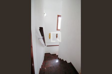 Casa à venda com 180m², 3 quartos e 2 vagas Casa à venda com 180m², 3 quartos e 2 vagasEscada