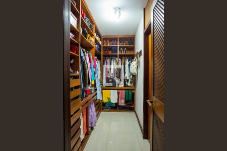 Casa à venda com 648m², 3 quartos e 8 vagasCloset da suíte 2