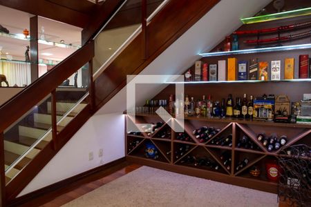 Casa à venda com 648m², 3 quartos e 8 vagasAdega