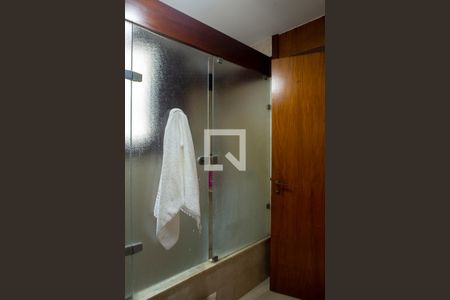 Casa à venda com 648m², 3 quartos e 8 vagasBanheiro da Suíte 1