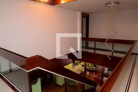 Casa à venda com 648m², 3 quartos e 8 vagasDetalhe Escada