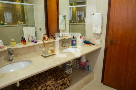 Casa à venda com 648m², 3 quartos e 8 vagasBanheiro da Suíte 2