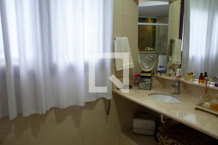 Casa à venda com 648m², 3 quartos e 8 vagasBanheiro da Suíte 2