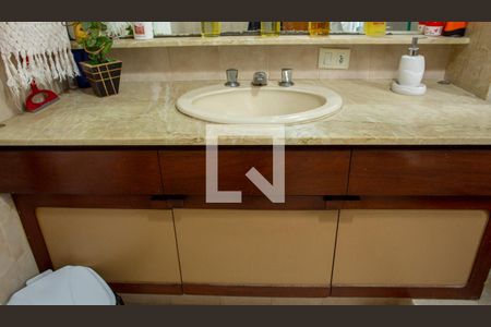 Casa à venda com 648m², 3 quartos e 8 vagasBanheiro da Suíte 1