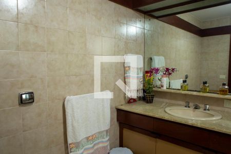 Casa à venda com 648m², 3 quartos e 8 vagasBanheiro da Suíte 1