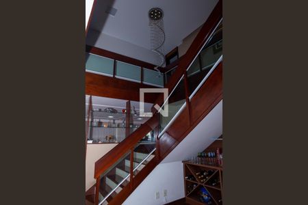 Casa à venda com 648m², 3 quartos e 8 vagasDetalhe Escada