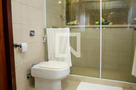 Casa à venda com 648m², 3 quartos e 8 vagasBanheiro da Suíte 2