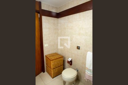 Casa à venda com 648m², 3 quartos e 8 vagasBanheiro da Suíte 1