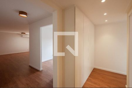 Apartamento para alugar com 266m², 3 quartos e 3 vagas Apartamento para alugar com 266m², 3 quartos e 3 vagasCorredor