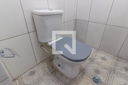 Detalhe do banheiro da suíte de casa para alugar com 1 quarto, 70m² em Nova Mirim, Praia Grande
