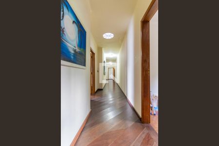 Casa à venda com 600m², 5 quartos e 2 vagasCorredor dos Quartos