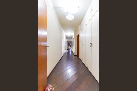 Casa à venda com 600m², 5 quartos e 2 vagasCorredor dos Quartos