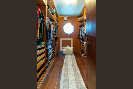 Casa à venda com 600m², 5 quartos e 2 vagasQuarto 5 - Suíte 2 - Closet