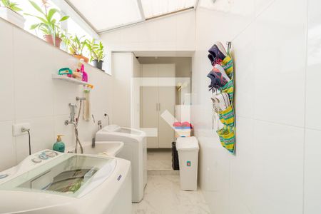 Casa à venda com 440m², 4 quartos e 8 vagasLavanderia 