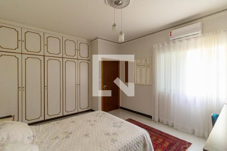 Casa à venda com 440m², 4 quartos e 8 vagasSuíte 2