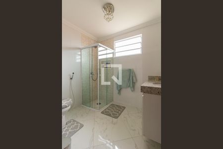 Casa à venda com 440m², 4 quartos e 8 vagasBanheiro da Suíte 2