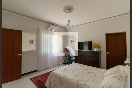 Casa à venda com 440m², 4 quartos e 8 vagasSuíte 2