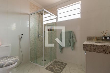 Casa à venda com 440m², 4 quartos e 8 vagasBanheiro da Suíte 2