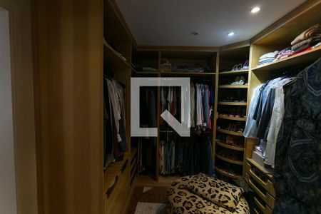 Apartamento à venda com 315m², 3 quartos e 5 vagas Apartamento à venda com 315m², 3 quartos e 5 vagasCloset