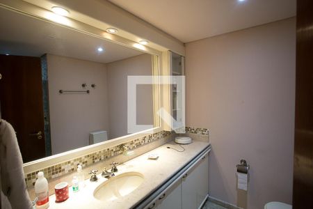 Apartamento à venda com 315m², 3 quartos e 5 vagas Apartamento à venda com 315m², 3 quartos e 5 vagasBanheiro da Suíte 1