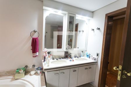 Apartamento à venda com 315m², 3 quartos e 5 vagas Apartamento à venda com 315m², 3 quartos e 5 vagasBanheiro 2 da Suíte