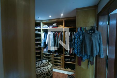 Apartamento à venda com 315m², 3 quartos e 5 vagas Apartamento à venda com 315m², 3 quartos e 5 vagasCloset