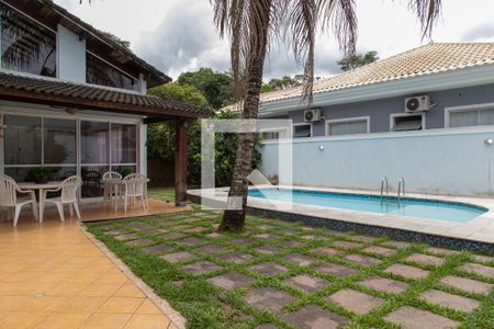 Casa de condomínio à venda com 240m², 4 quartos e 2 vagas Casa de condomínio à venda com 240m², 4 quartos e 2 vagasPiscina