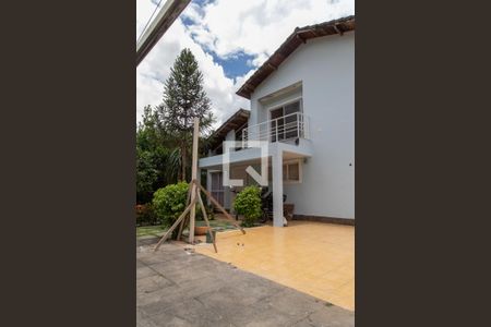 Casa de condomínio à venda com 240m², 4 quartos e 2 vagas Casa de condomínio à venda com 240m², 4 quartos e 2 vagasFachada interna