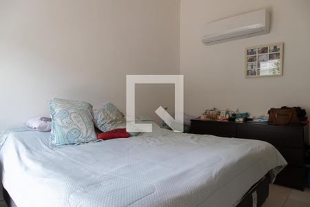 Casa de condomínio à venda com 240m², 4 quartos e 2 vagas Casa de condomínio à venda com 240m², 4 quartos e 2 vagasSuíte 4