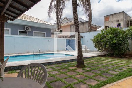 Casa de condomínio à venda com 240m², 4 quartos e 2 vagas Casa de condomínio à venda com 240m², 4 quartos e 2 vagasPiscina