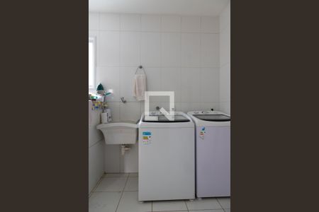 Casa de condomínio à venda com 240m², 4 quartos e 2 vagas Casa de condomínio à venda com 240m², 4 quartos e 2 vagasLavanderia