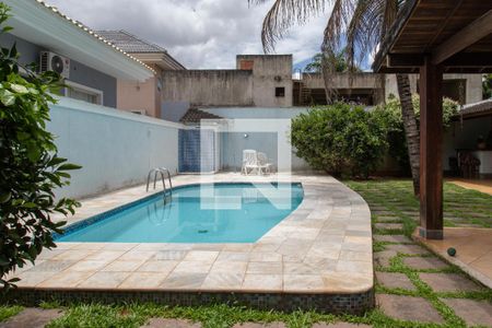 Casa de condomínio à venda com 240m², 4 quartos e 2 vagas Casa de condomínio à venda com 240m², 4 quartos e 2 vagasPiscina