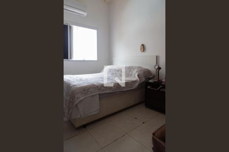 Casa de condomínio à venda com 240m², 4 quartos e 2 vagas Casa de condomínio à venda com 240m², 4 quartos e 2 vagasSuíte 2