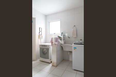 Casa de condomínio à venda com 240m², 4 quartos e 2 vagas Casa de condomínio à venda com 240m², 4 quartos e 2 vagasLavanderia